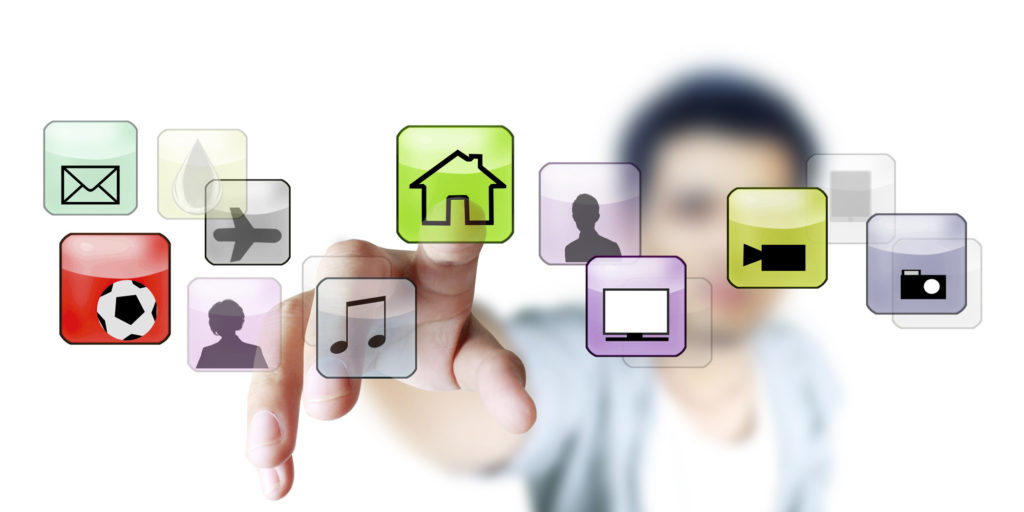 Mann, der ein Touchscreen Interface bedient, auf weißem Grund