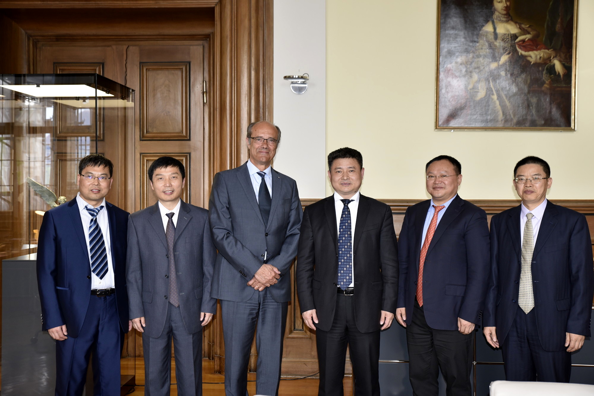 Die chinesische Delegation mit Prof. Dr. Günter Leugering, Vizepräsident für Forschung. (Bild: FAU/Rebecca Kleine Möllhoff)