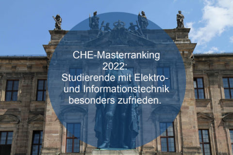 Im Hintergrund sieht man einen Teil des Schloss in Erlangen, davor ist eine kreisförmige Grafik mit dem Ergebnis des CHE-Masterrankings 2022 gelegt.