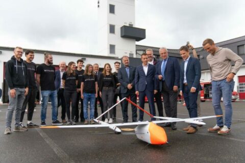 The Evolonic team with Interior Minister Joachim Herrmann, Prof. Dr. Kai Willner, Dean of the Faculty of Engineering at FAU and Prof. Dr. Sandro Wartzack, Chair of Construction Technology at FAU.