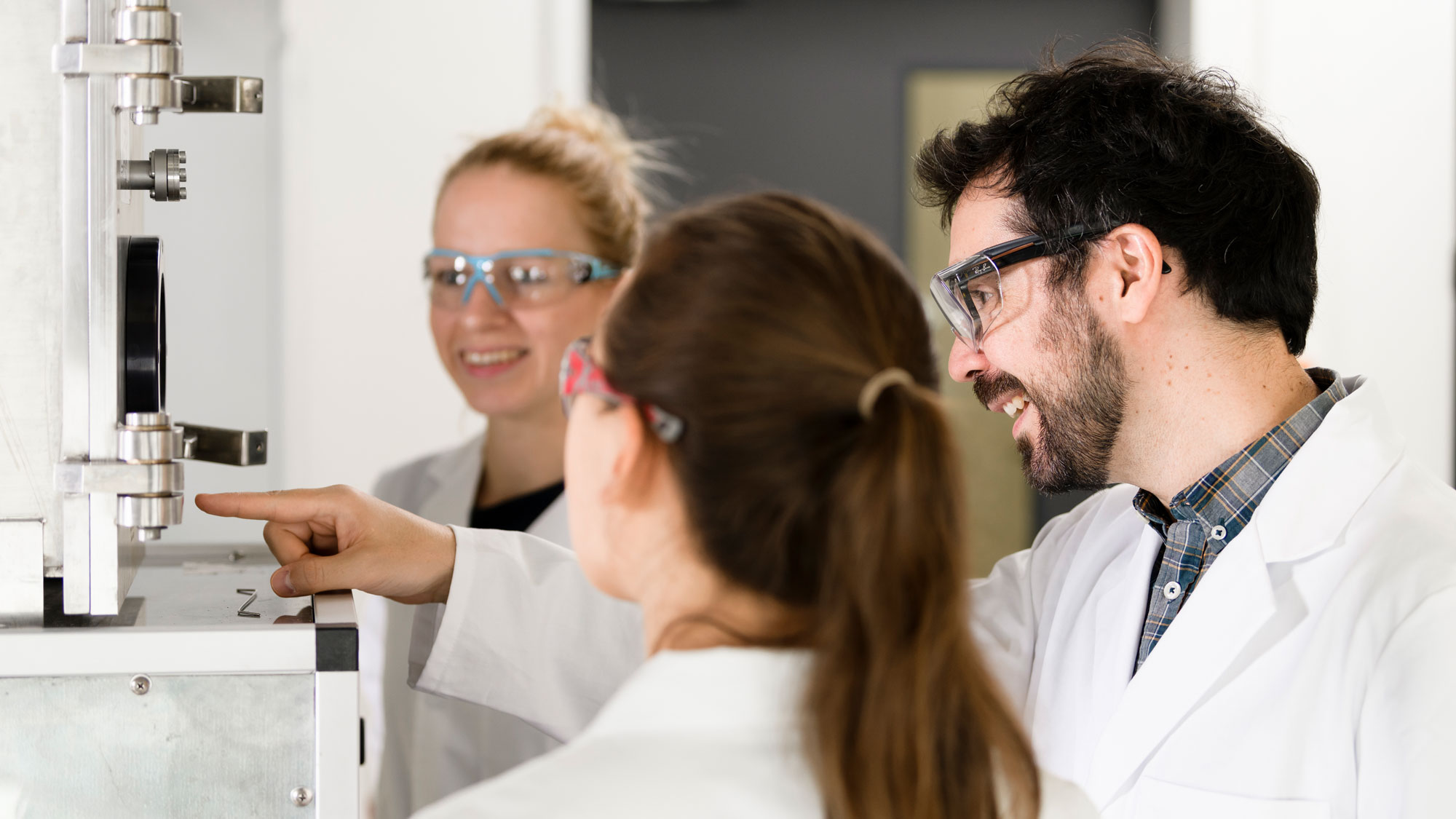 Menschen bei einem Forschungsgerät