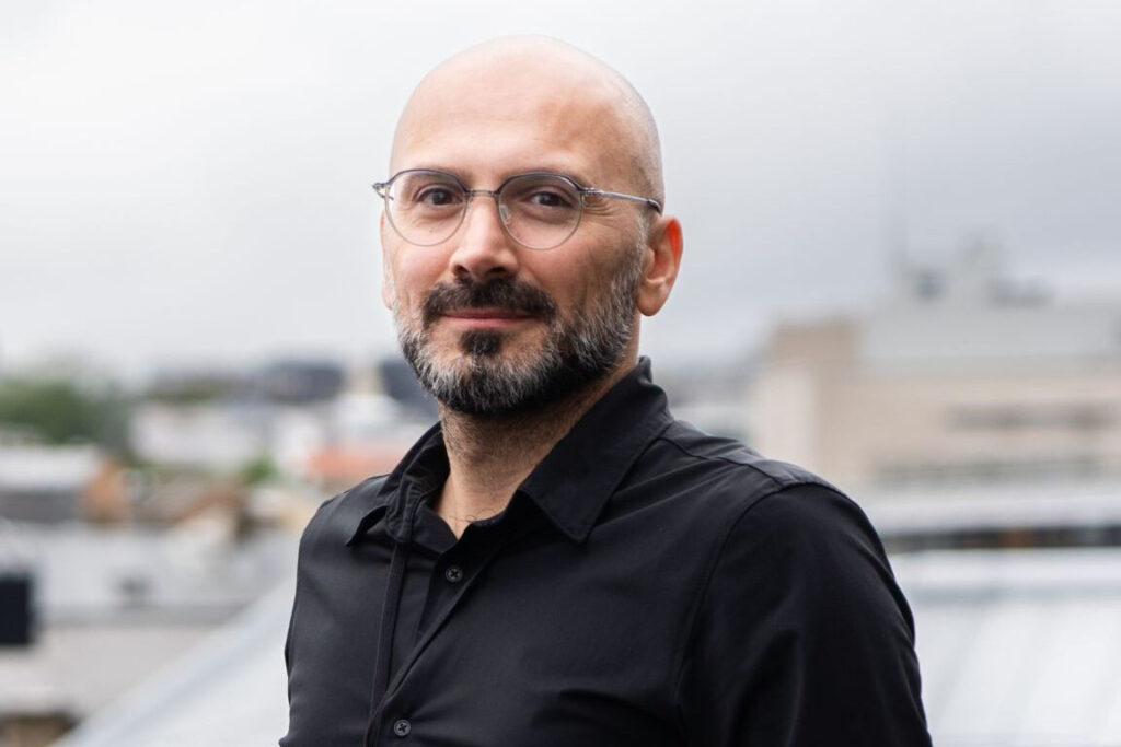 Portraitfoto von Prof. Örlü