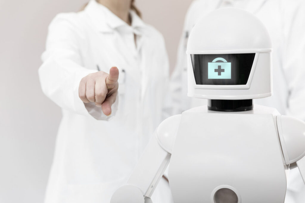 Autonomer Roboter in der Medizin oder Pflege. Pflegeroboter oder medizinischer Roboter in einer Arztpraxis oder im Krankenhaus unterstützt das Fachpersonal bei der Arbeit